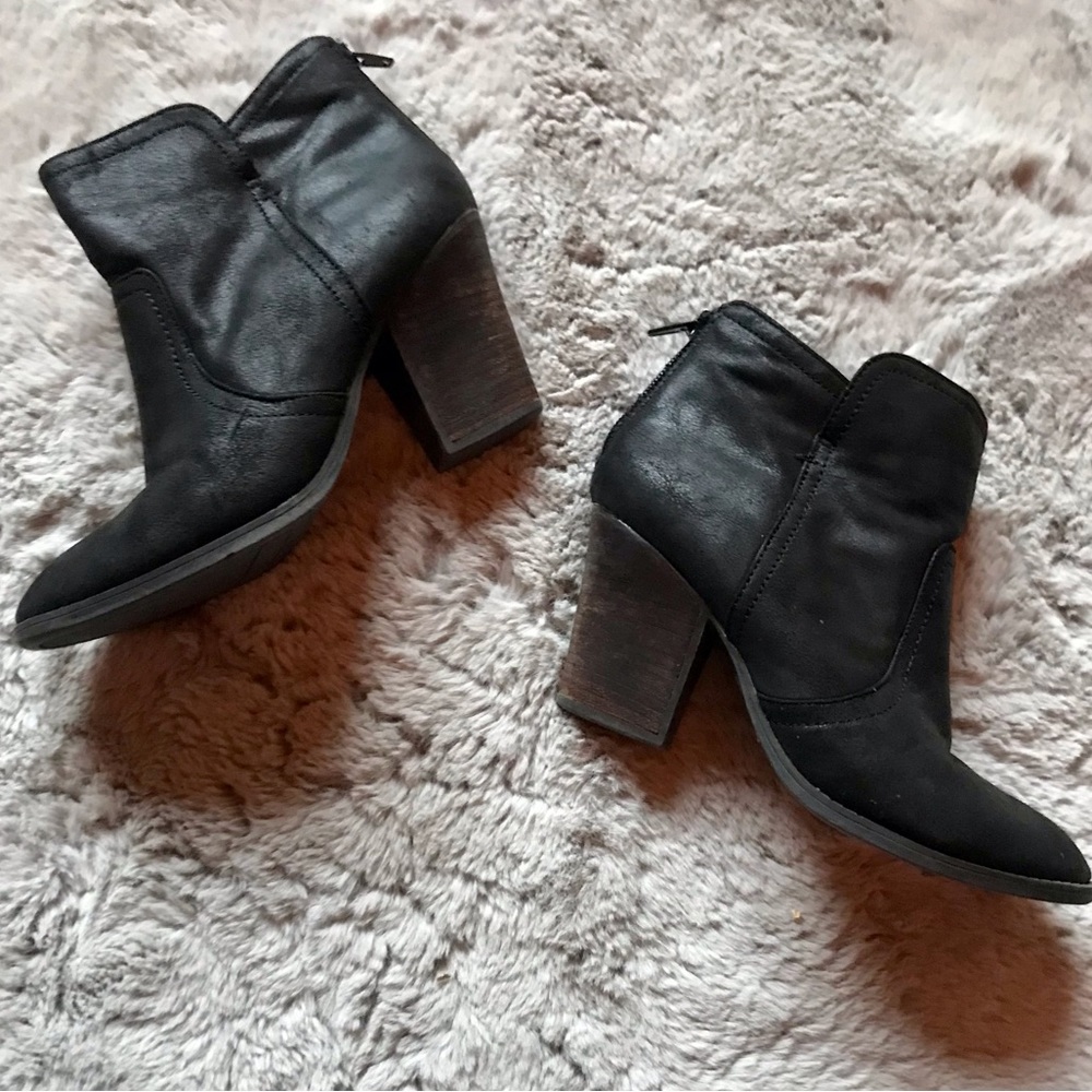 Fergalicious black leather Moto ankle boots size 7, western, heel, great shape!